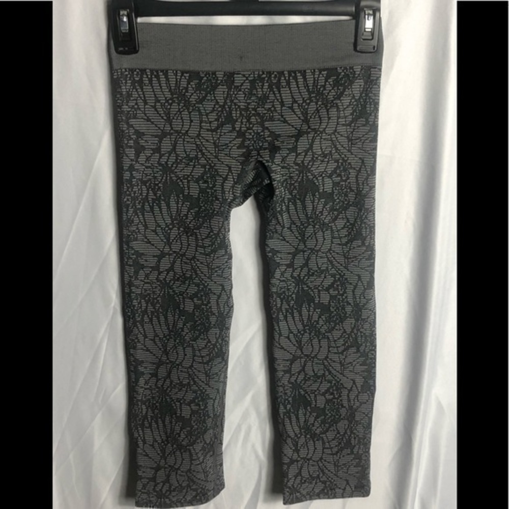 Fabletics Women's Crop Leggings Size Small